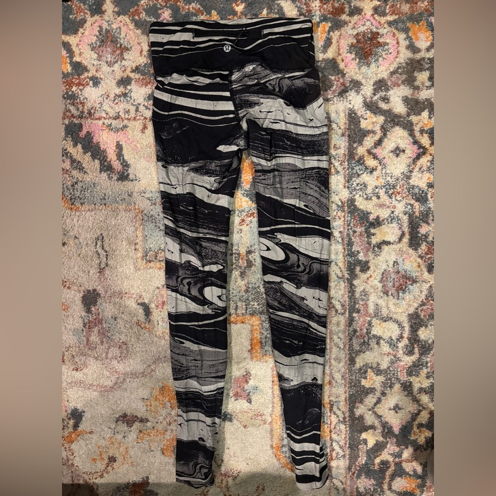 Lululemon Cropped Line Pattern Graphic Leggings Size 4